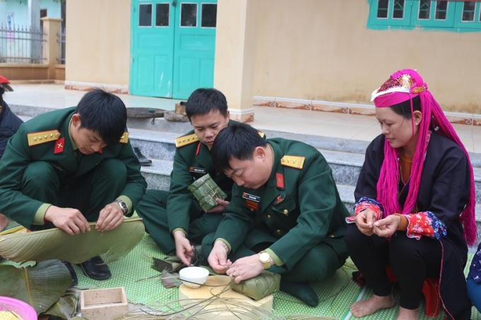 Các cán bộ chiến sĩ tự tay gói những chiếc bánh nghĩa tình.