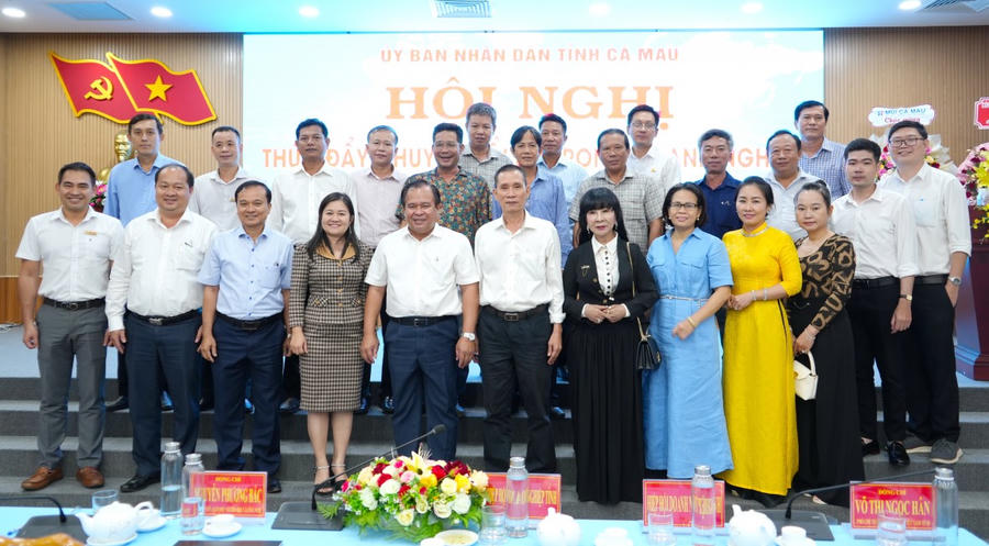 Đại biểu dự Hội nghị chụp ảnh lưu niệm.