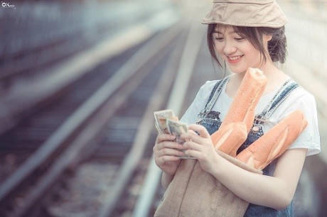 &ldquo;Hot girl b&aacute;n b&aacute;nh mỳ&rdquo; xinh đẹp x&ocirc;n xao cư d&acirc;n mạng