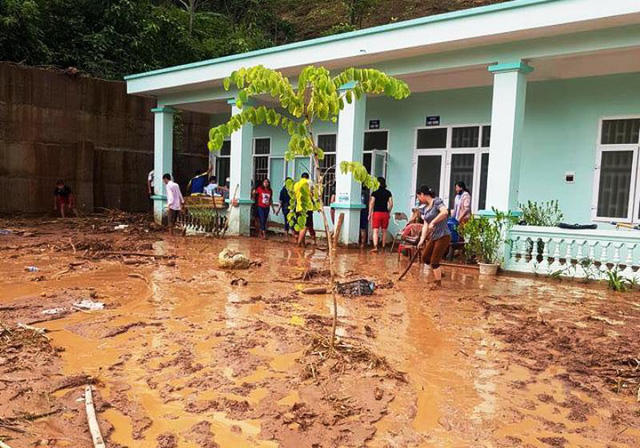 Công tác khắc phục hậu quả gặp nhiều khó khăn vì lượng bùn đất quá nhiều