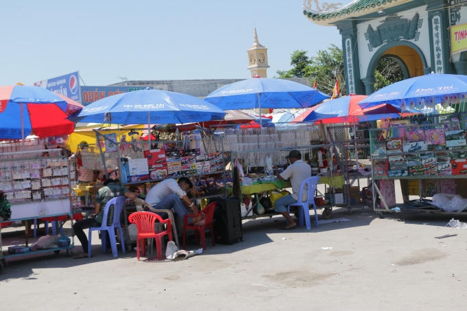 Hầu như không thấy bóng dáng của bảo vệ đến nhắc nhở những người bán hàng này để dời đi chỗ khác, mà chỉ thấy bóng dáng của bảo vệ tập trung chủ yếu vào chuyên môn của họ là ghi phiếu giũ xe của du khách và thu tiền.