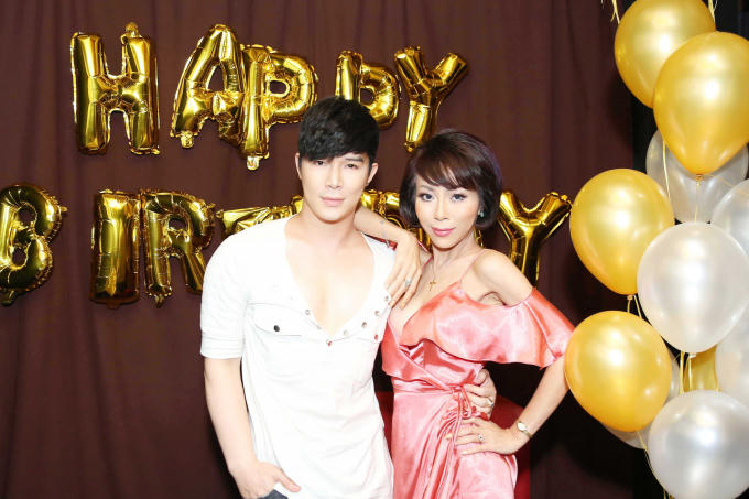 Em gái của Nathan Lee gây xao xuyến với nhan sắc xinh đẹp khi xuất hiện. Cả hai rất thân thiết và gắn bó với nhau.