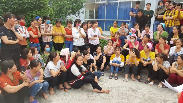 Hơn 1.200 c&ocirc;ng nh&acirc;n của C&ocirc;ng ty TNHH Great Global International đ&atilde; bỏ ăn trưa v&igrave; nghi nh&agrave; bếp d&ugrave;ng thực phẩm bẩn.