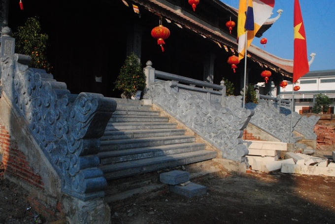 Những khối đá xanh được chạm khắc công phu càng tôn thêm vẻ bề thế cho ngôi chùa lớn nhất Bắc Trung Bộ. (Ảnh: Duy Ngợi).