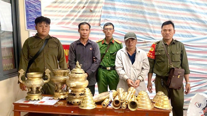 Lực lượng chức năng đang tạm giữ các đối tượng cùng tang vật