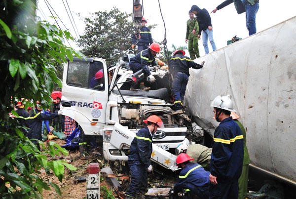 Các lực lượng chức năng đang tiến hành cứu hộ, đưa các nạn nhân ra khỏi hiện trường.