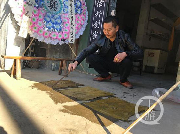 Ba miếng gạc được gỡ ra sau khi gắp ra khỏi bụng của Bình Tú.