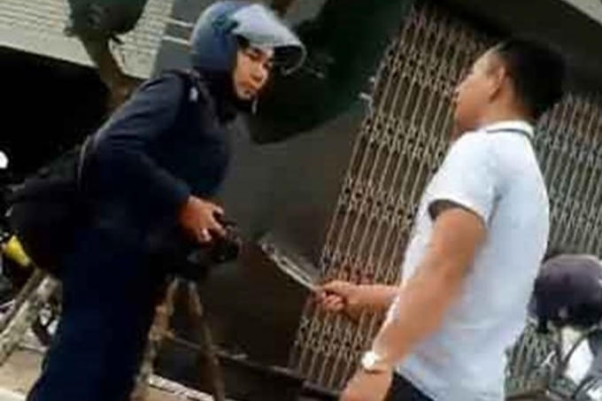 Bình dùng dao đe dọa đến khi thấy Tuấn xóa ảnh đã chụp nên mới bỏ đi.