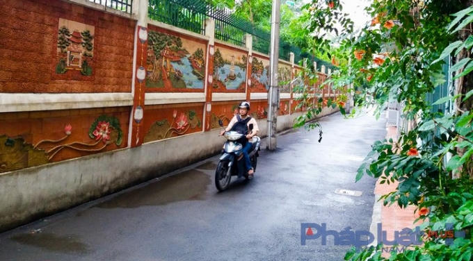 Bức tường được trang trí tranh gốm làm thay đổi diện mạo của cả ngõ nhỏ.