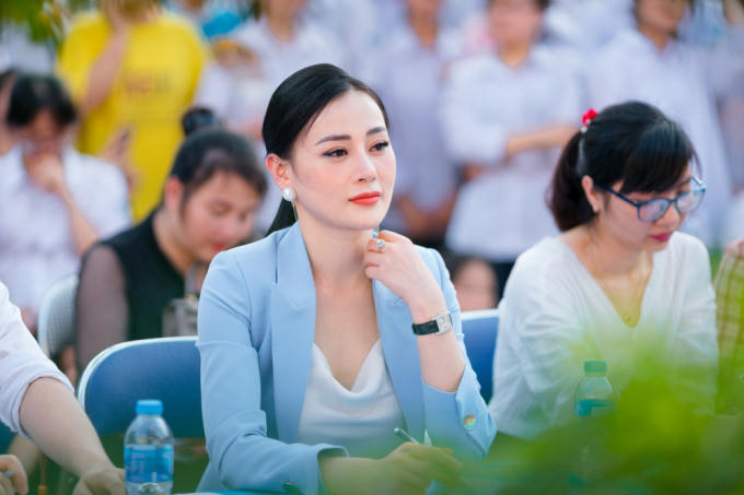 Diễn viên – người mẫu Phương Oanh (đóng phim Quỳnh Búp bê) tại Trường THPT Lý Thái Tổ.