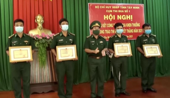 Bộ Chỉ huy BĐBP tỉnh công bố các Quyết định khen thưởng các cấp cho các tập thể và cá nhân có thành tích xuất sắc trong các đợt thi đua cao điểm.
