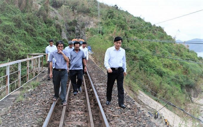 Lãnh đạo Bộ GTVT kiểm tra vị trí sạt trượt trên tuyến đường sắt Bắc - Nam đoạn qua Đèo Cả.