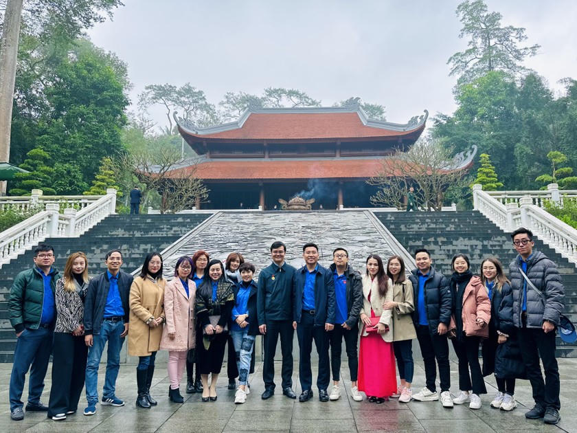 Đoàn viên thanh niên Báo Pháp luật Việt Nam chụp ảnh lưu niệm cùng Ủy viên dự khuyết Trung ương Đảng, Bí thư Thứ nhất Trung ương Đoàn TNCS Hồ Chí Minh Bùi Quang Huy.