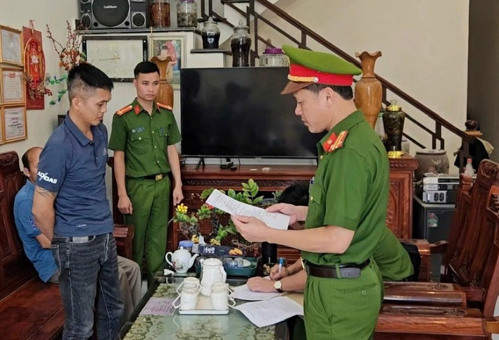 Cơ quan điều tra đọc lệnh bắt đối tượng Lâm Văn Chung. (Công an Lạng Sơn).