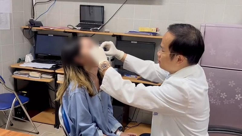 Cắt môi hình trái tim, môi cô gái bị biến dạng