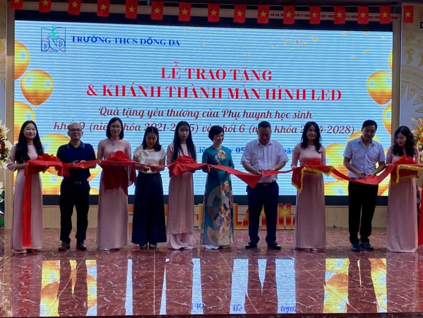 Nhà trường nhận hoa chúc mừng và tổ chức lễ khánh thành màn hình led do phụ huynh học sinh tặng.