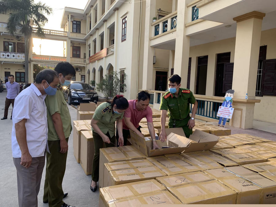 Lực lượng chức năng tiến hành kiểm đếm và niêm phong số hàng buôn lậu