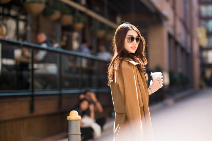 Jolie Nguyễn cuốn hút trên đường phố Sydney phụ kiện hàng hiệu đắt đỏ