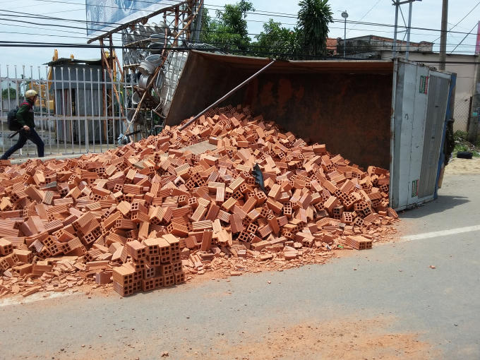Chiếc xe tải chở gạch được cho là mất thắng đã gây ra vụ tai nạn liên hoàn.