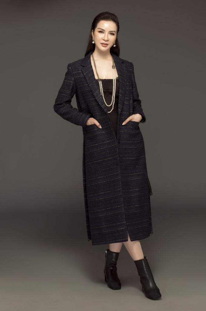 Cô còn khéo léo kết hợp với áo khoác ngoài dáng dài, tạo nên vẻ đẹp nửa kín nửa hở. Vòng cổ hạt cườm phối với họa tiết mắt xích đem lại vẻ mạnh mẽ nhưng cũng không kém phần kiêu sa.