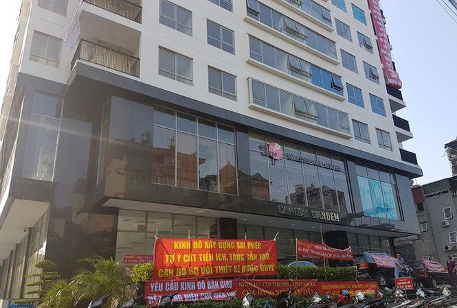 Cư dân tòa nhà Capital Garden căng băng rôn yêu cầu CĐT hoàn thiện PCCC