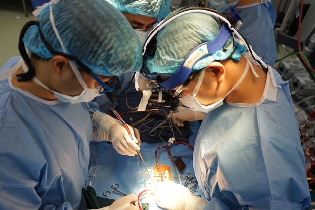 Ca phẫu thuật kéo dài 9 giờ đồng hồ, cứu sống bệnh nhi bị sùi van tim động mạch chủ.