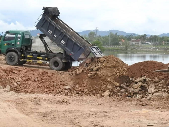 Sau đó đổ đất cho công trình "Xây dựng cống Đập Hầu" tại Thạch Trung - TP Hà Tĩnh.
