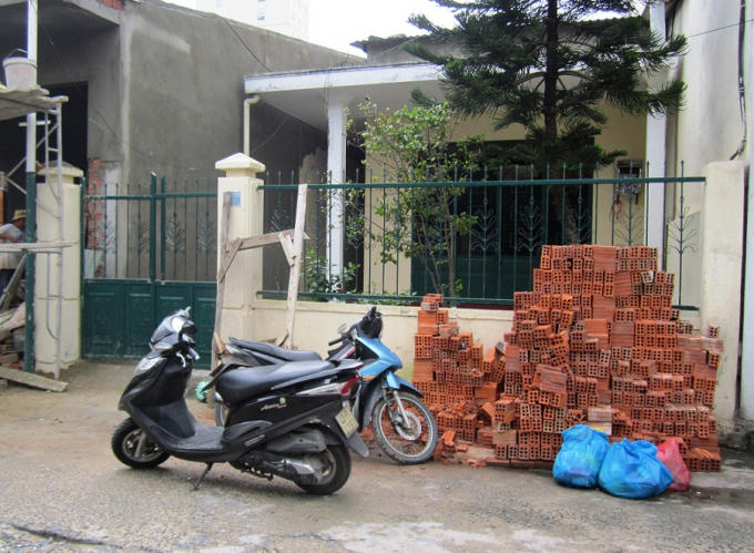 Li Mu Zin bị sát hại ngay khi bước ra ngoài cổng nhà mình.