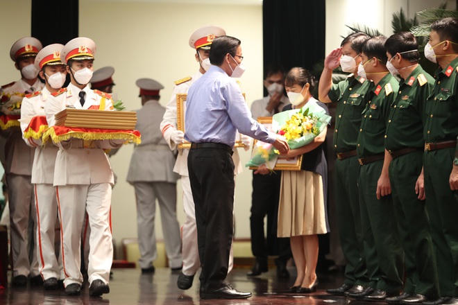 Lãnh đạo TPHCM trao bằng khen cho các tập thể có thành tích xuất sắc phòng, chống dịch (Ảnh: Hải Long).