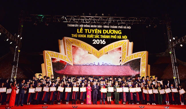 Lễ tuyên dương thủ khoa xuất sắc thành phố Hà Nội. Ảnh: VTV
