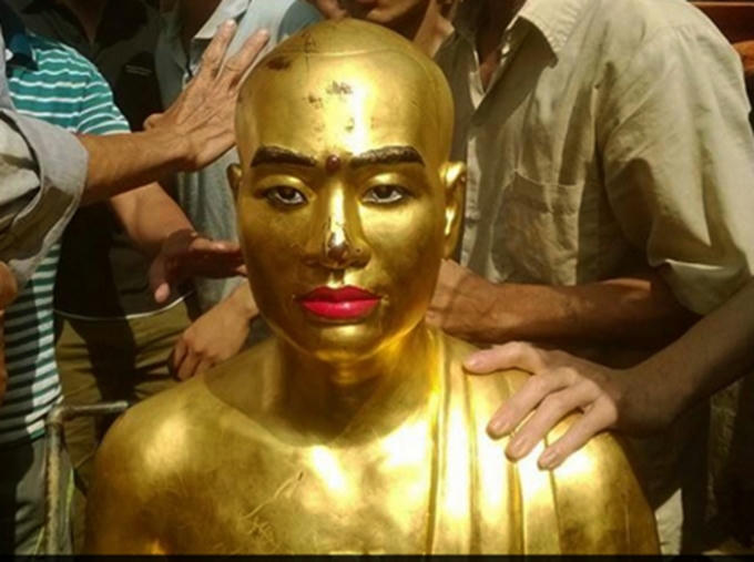 Người dân bức xúc trước bức tượng mới có bề ngoài giống sư trụ trì tại chùa Chân Long. Ảnh: Internet