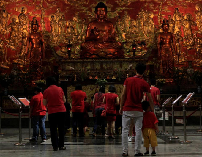 Người dân Philippines đến cầu nguyện tại chùa Seng Guan nằm trong khu Chinatown ở Manila.