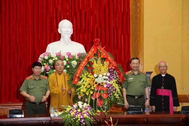 Đại diện các chức sắc tôn giáo tặng hoa chúc mừng Bộ trưởng Bộ Công an.