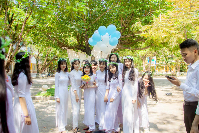 Quảng Ng&atilde;i: Học sinh bức x&uacute;c với bộ ảnh kỉ yếu xấu hơn chụp bằng điện thoại