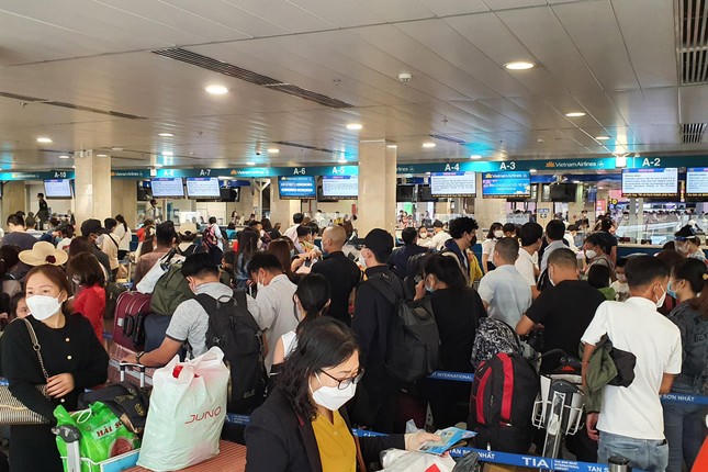 24 tháng Chạp, biển người chen chân về quê ăn Tết ở sân bay Tân Sơn Nhất ảnh 8