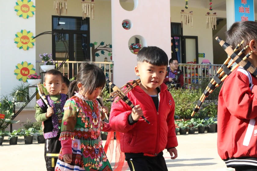 Các cô giáo nơi đây còn tổ chức những buổi hoạt động văn nghệ, để học sinh không quên nét đặc sắc trong văn hóa của dân tộc mình.