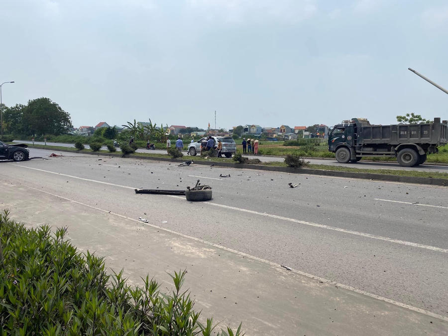 Cú đâm mạnh khiến bánh xe ô tô văng ra ngoài
