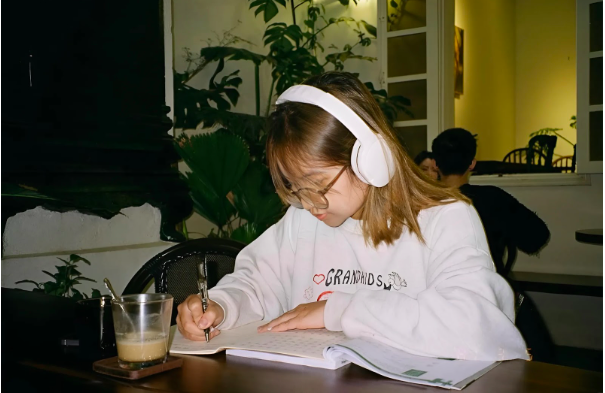 Khánh Hân, sinh viên năm 3, trường Đại học Khoa học xã hội và Nhân văn. Ảnh: NVCC