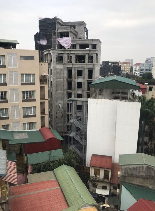 Một công trình xây dựng vượt hàng nghìn mét vuông ngang nhiên tồn tại ngay gần UBND phường Phan Châu Trinh, quận Hoàn Kiếm. Ảnh: ND.