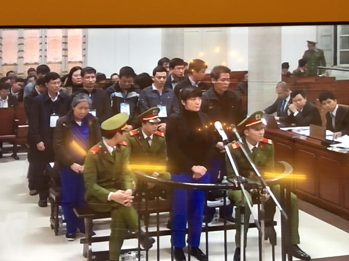 Phạm Thị Bích Lương (SN 1969, cựu giám đốc Agribank Chi nhánh Nam Hà Nội), cùng các bị cáo trước vành móng ngựa tron phiên xử sáng nay (Ảnh: Duy Khuơng)