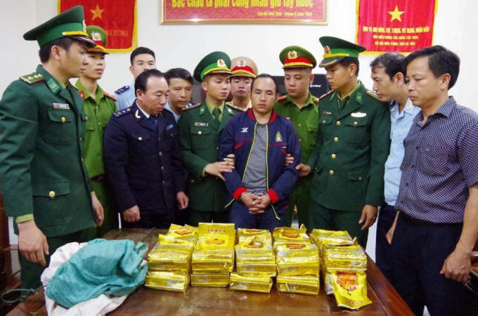 Số ma túy được chia nhỏ cho vào nhiều bao tải, chuẩn bị vận chuyển ra xe thì bị bắt.