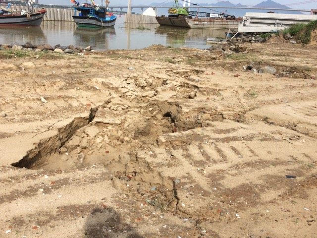 Khu vực san nền dự án bến du thuyền Marina Complex bị sụt lún do mưa lớn những ngày qua. Tình trạng sẽ đáng lo ngại hơn khi bờ kè bao chưa hoàn tất, mùa mưa bão ở khu vực miền Trung đã bắt đầu.