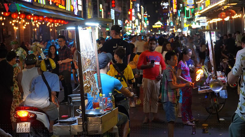 Dòng người nối dài, xe cộ qua lại khá khó khăn.