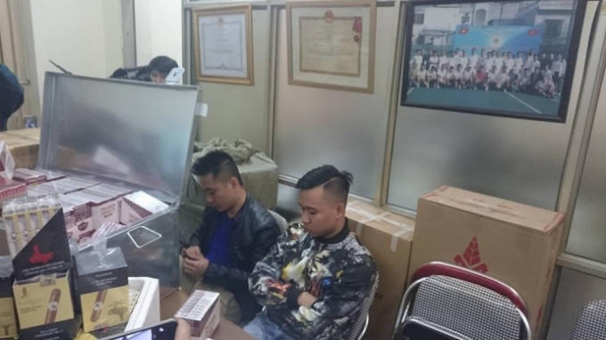 Đối tượng Dũng và đối tượng Cường cùng tang vật bị thu giữ tại cơ quan công an. (Ảnh: Đông Bắc)