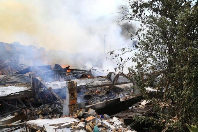 Ch&aacute;y lớn ở B&igrave;nh Dương, h&agrave;ng trăm c&ocirc;ng nh&acirc;n lo mất Tết