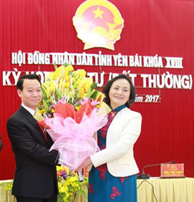 B&agrave; Phạm Thị Thanh Tr&agrave; - Ủy vi&ecirc;n Trung ương Đảng, B&iacute; thư Tỉnh ủy ki&ecirc;m Chủ tịch HĐND tỉnh Y&ecirc;n B&aacute;i ch&uacute;c mừng Chủ tịch UBND tỉnh Y&ecirc;n B&aacute;i Đỗ Đức Duy. (Ảnh B&aacute;o X&acirc;y dựng)