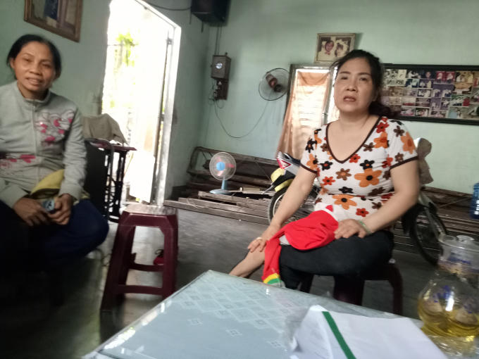 Người dân bức xúc trao đổi với phóng viên