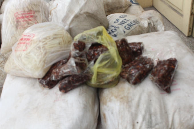 Nhiều bao ngó sen và me bị bắt giữ.