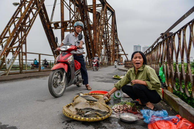 Không chỉ có hoa quả, rau củ, các loại thịt, tôm, cá cũng xuất hiện tại đây phục vụ những người đi làm về tiện đường ghé mua.
