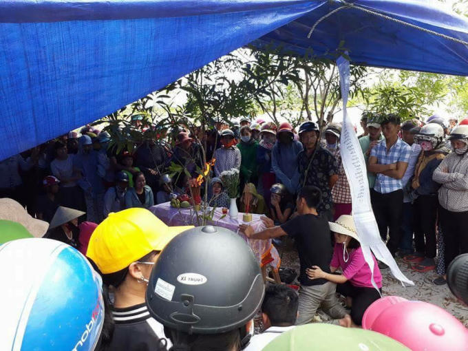 Sau các thủ tục khám nghiệm thi thể nạn nhân được khâm liệm tại hiện trường rồi bàn giao cho gia đình lo hậu sự. (Ảnh: FB PPT)
